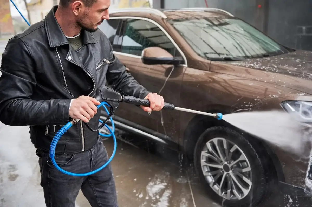 Sécheresse et restrictions d’eau : comment (et où) laver sa voiture légalement